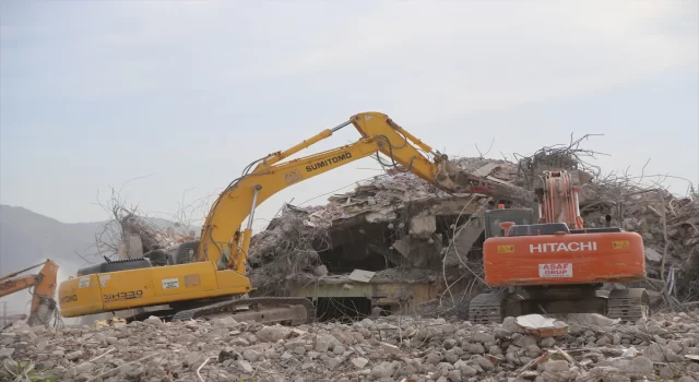 Hatay’da depremlerde ağır hasar alan 3 bina kontrollü yıkıldı