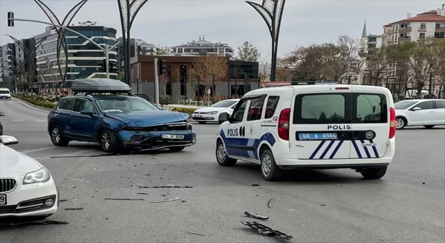 Voleybolcu Büşra Kılıçlı’nın kullandığı araba ile hafif ticari araç çarpıştı, 2 kişi yaralandı