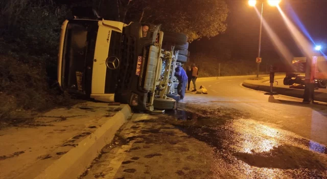 Beykoz’da virajı alamayan beton mikseri devrildi