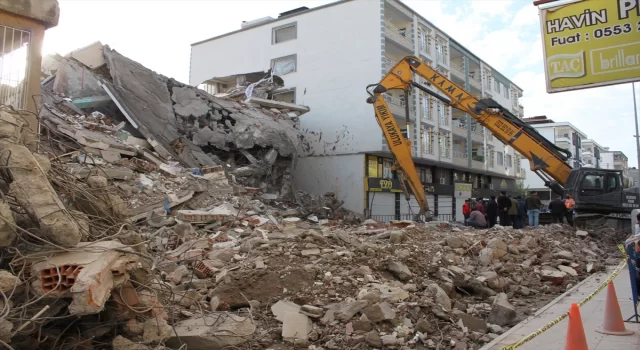 Batman’da kontrollü yıkılan binanın çökmesi sonucu yanındaki apartman hasar gördü