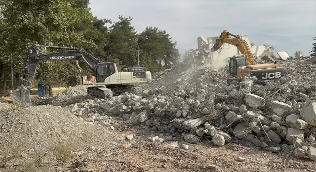 Kahramanmaraş’ta ağır hasarlı binaların yıkımı sürüyor