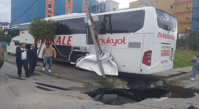 Ümraniye’de yolcu otobüsü ile otomobilin çarpıştığı kazada 2 kişi yaralandı