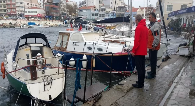 Çanakkale’de kuvvetli lodos limandaki 2 tekneyi batırdı