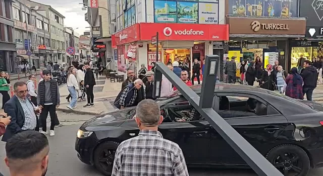 Düzce’de aydınlatma direği seyir halindeki otomobilin üzerine devrildi