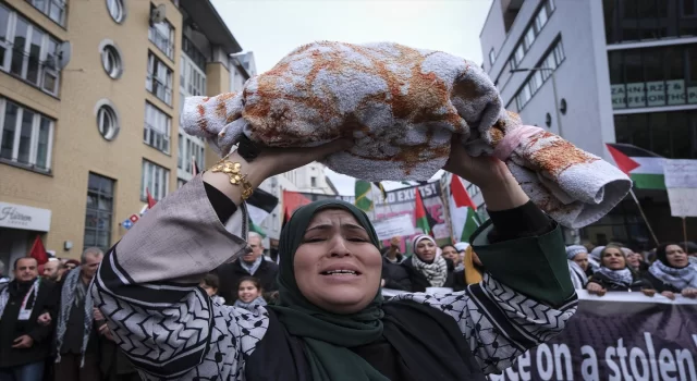 Almanya’da binlerce kişi, İsrail’in Gazze’ye yönelik saldırılarını protesto etti