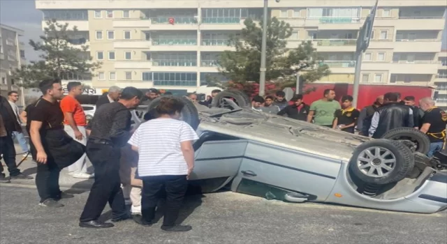 Konya’da kamyon kırmızı ışıkta bekleyen otomobile çarptı, 5 kişi yaralandı