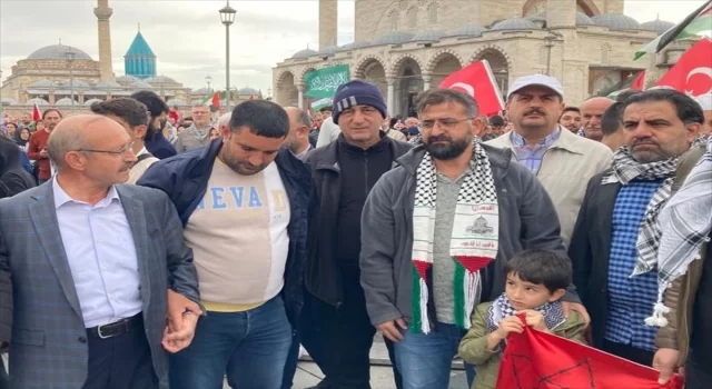 Konya’da insan zinciri oluşturan grup, İsrail’in Gazze’ye saldırılarına tepki gösterdi