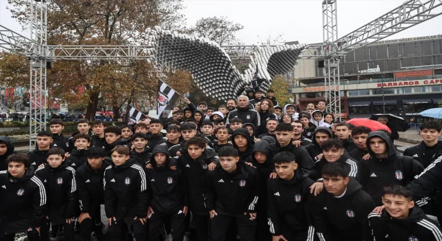 Beşiktaş Kulübü, İskele Meydanı’nda kartal heykeli açtı