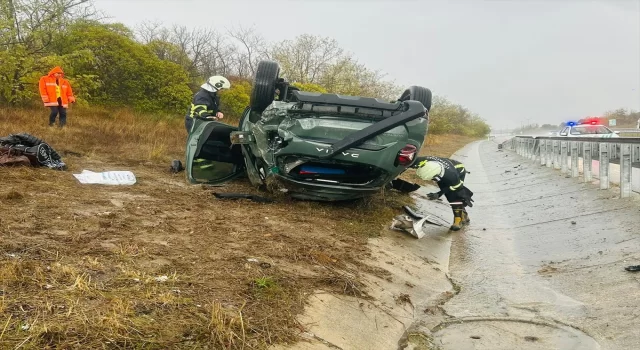 Kırklareli’nde şarampole devrilen otomobildeki 3 kişi yaralandı