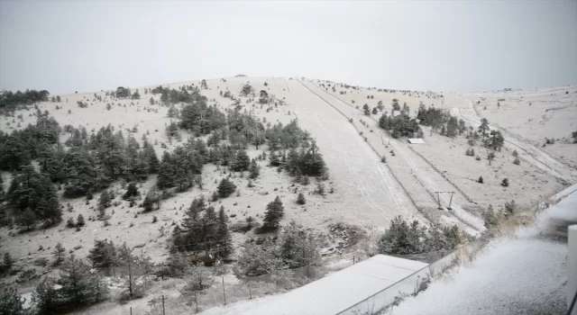 Bolu’da Kartalkaya Kayak Merkezi’ne mevsimin ilk karı yağdı