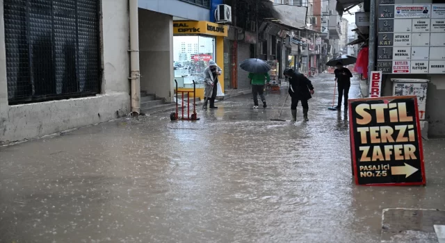 GÜNCELLEME  İzmir’de şiddetli sağanak ve fırtına hayatı olumsuz etkiliyor