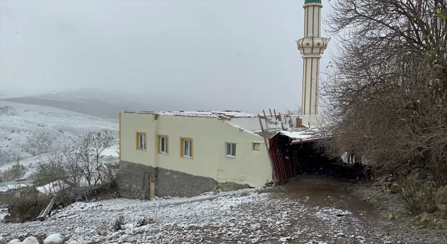 Çankırı’da şiddetli rüzgar cami çatısını uçurdu