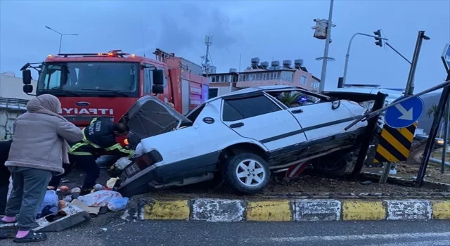 Hatay’da refüje çıkan otomobildeki 5 kişi yaralandı