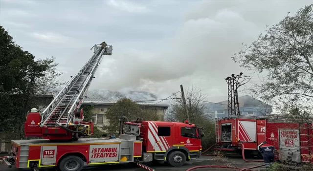 Arnavutköy’de bir fabrikada çıkan yangına müdahale ediliyor