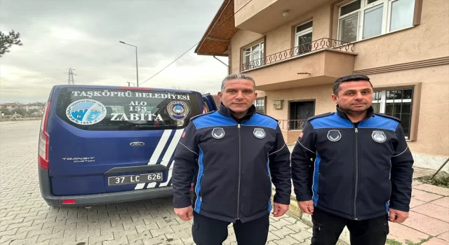 Kastamonu’da el freni çekilmeden çalışır vaziyette bırakılınca hareket eden traktörü zabıta durdurdu