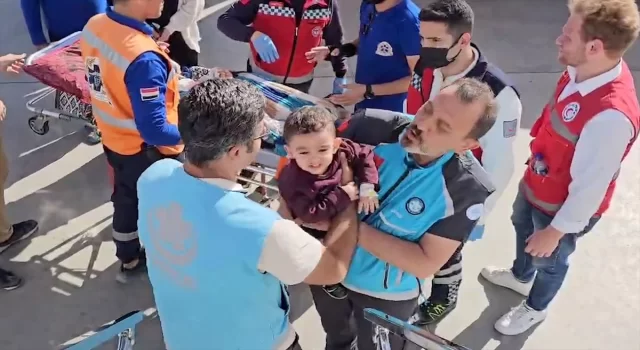 Yaralı 3 Gazzeli çocuk, Sağlık Bakanlığına ait ambulans uçakla Türkiye’ye getiriliyor