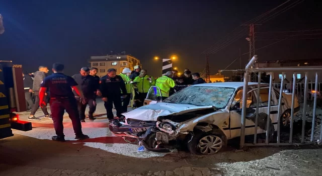 Adana’da otomobilin yayalara ve bariyere çarpması sonucu 4 kişi yaralandı