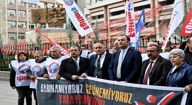 Eğitimİş üyeleri 24 Kasım Öğretmenler Günü dolayısıyla MEB önünde bir araya geldi