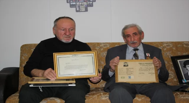 Artvin’de emekli öğretmen 61 yıl sonra öğrencisi ile bir araya geldi