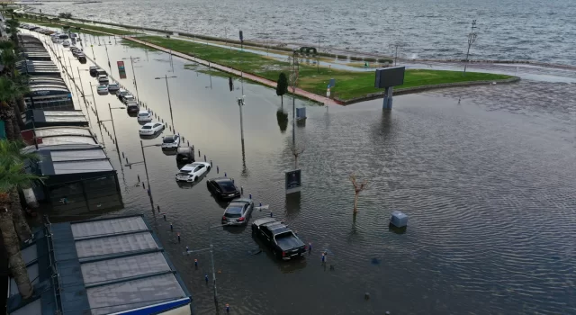 İzmir’de deniz taştı, sokaklar su altında kaldı