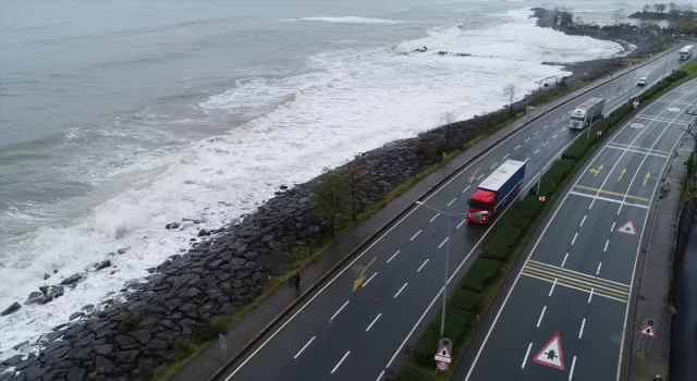 Trabzon’da dev dalgalar Karadeniz Sahil Yolu’nda ulaşımı olumsuz etkiliyor