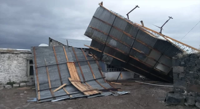 Kars’ta şiddetli rüzgar, 3 köyde evlerin çatılarını uçurdu 