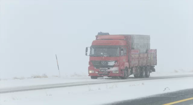 KarsIğdır kara yolunda kar, tipi ve sis sebebiyle ulaşım güçlükle sağlanıyor