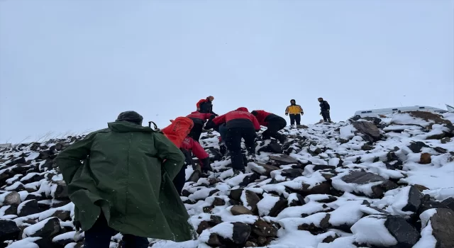 Kars’ta tipi sebebiyle yolunu kaybeden 2 çoban donmak üzereyken kurtarıldı