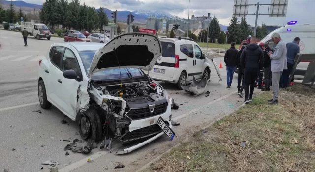 Suluova’da araba ile hafif ticari aracın çarpıştığı kazada 3 kişi yaralandı