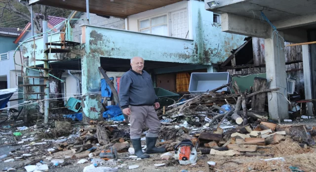 Artvin’de fırtınada oluşan dalgalar balıkçı barınaklarına zarar verdi