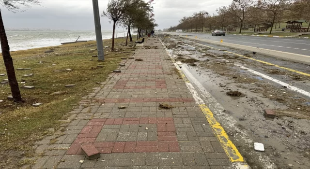 İstanbul’da fırtına hayatı olumsuz etkiledi