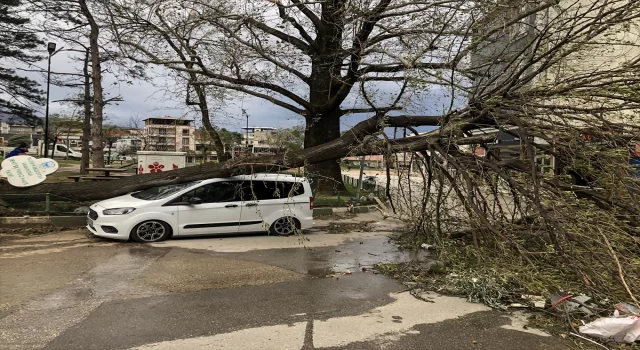 Bursa’da saatteki hızı 100 kilometreye yaklaşan lodos etkisini sürdürüyor