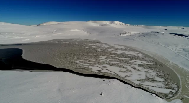 Erzurum’daki Kireçli Göleti’nin büyük bölümü buz tuttu