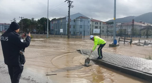 Çanakkale’de şiddetli yağışta debisi artan iki dere taştı, yollar su altında kaldı