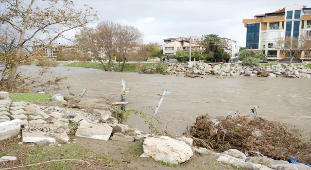 Balıkesir’de yayaların kullandığı çay üzerindeki asma köprü şiddetli yağıştan yıkıldı