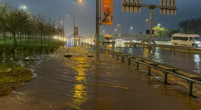 Zeytinburnu’nda rögarlardan taşan sular sürücülere zor anlar yaşattı