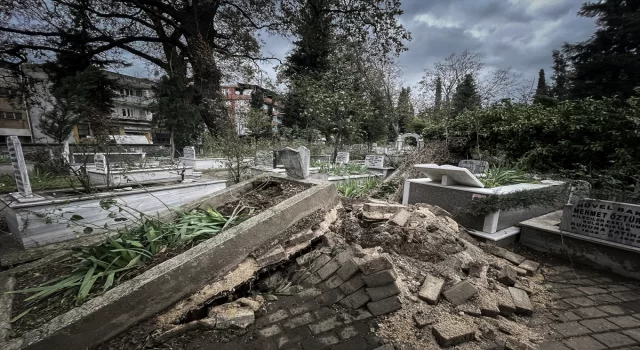 Bursa’da kuvvetli lodosta devrilen ağaçlar mezarlara zarar verdi