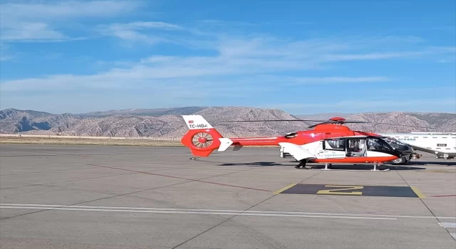 Şırnak’ta düşme sonucu vücudunda kırık oluşan minik Ahmet ambulans helikopterle Elazığ’a sevk edildi