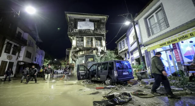Bursa’nın turistik bölgelerinden Tirilye’de sağanak sebebiyle araçlar sürüklendi, iş yerlerini su bastı
