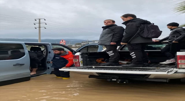 Yalova’da dere taşkını sebebiyle araçlarında mahsur kalan 12 kişi kurtarıldı