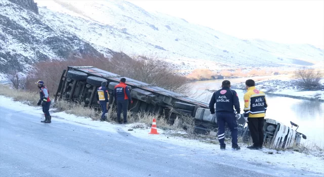 Ağrı’da şarampole devrilen tırın sürücüsü öldü