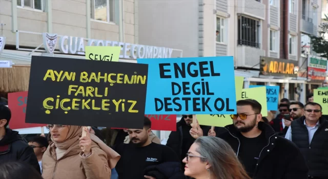 Iğdır’da özel eğitim öğretmenleri ”Aynı bahçenin farklı çiçekleriyiz” temalı yürüyüş düzenledi