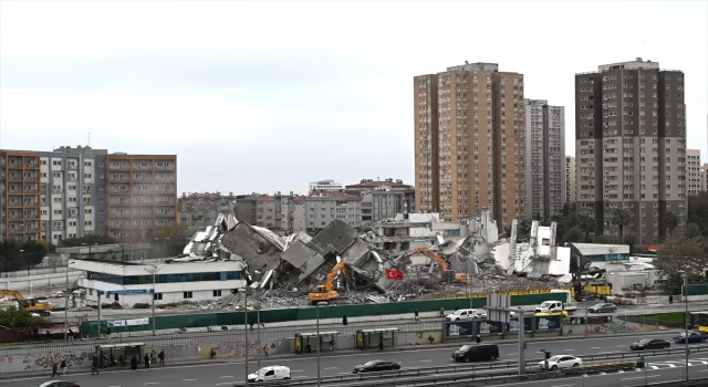 Zeytinburnu’nda 49 yıllık ”eski Tercüman gazetesi binası” yıkıldı