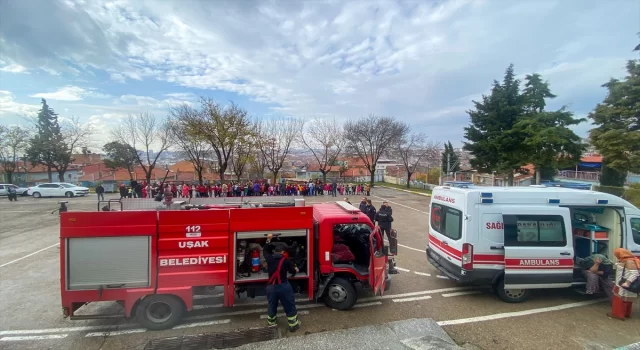 Uşak’ta bir okulun hizmetli odasında çıkan yangın söndürüldü