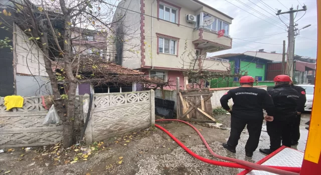 Düzce’de çıkan yangında tek katlı ev kullanılamaz hale geldi