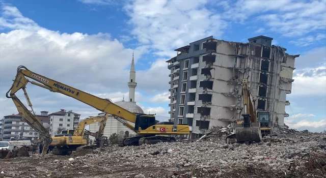 Hatay’da depremlerde ağır hasar alan 4 bina kontrollü yıkıldı