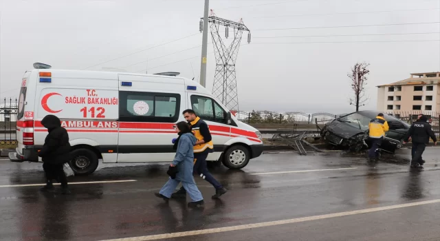 Erzurum’da bariyerlere çarpan otomobildeki 5 kişi yaralandı