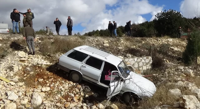 Mersin’de yoldan çıkan otomobildeki 2 kişi yaralandı