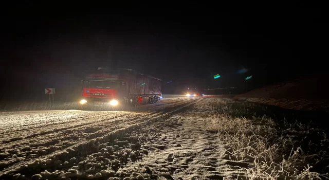 Kars ile Ağrı’da tırlar, kar ve tipi sebebiyle yolda kaldı