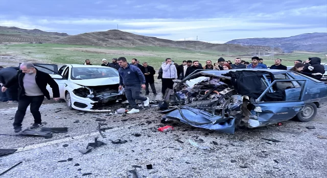 Adıyaman’da iki otomobilin çarpıştığı kazada 3 kişi öldü, 3 kişi yaralandı